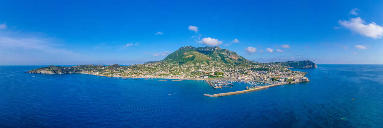 Le mont Epomeo et le village de Forio sur l'île d'Ischia