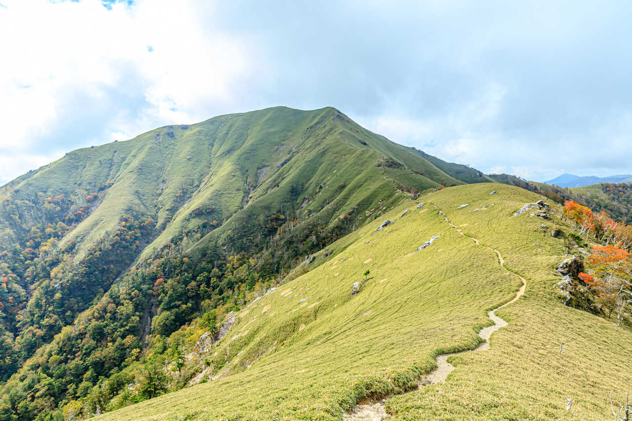 Le mont Jirogyu vu du mont Tsurugi en automne