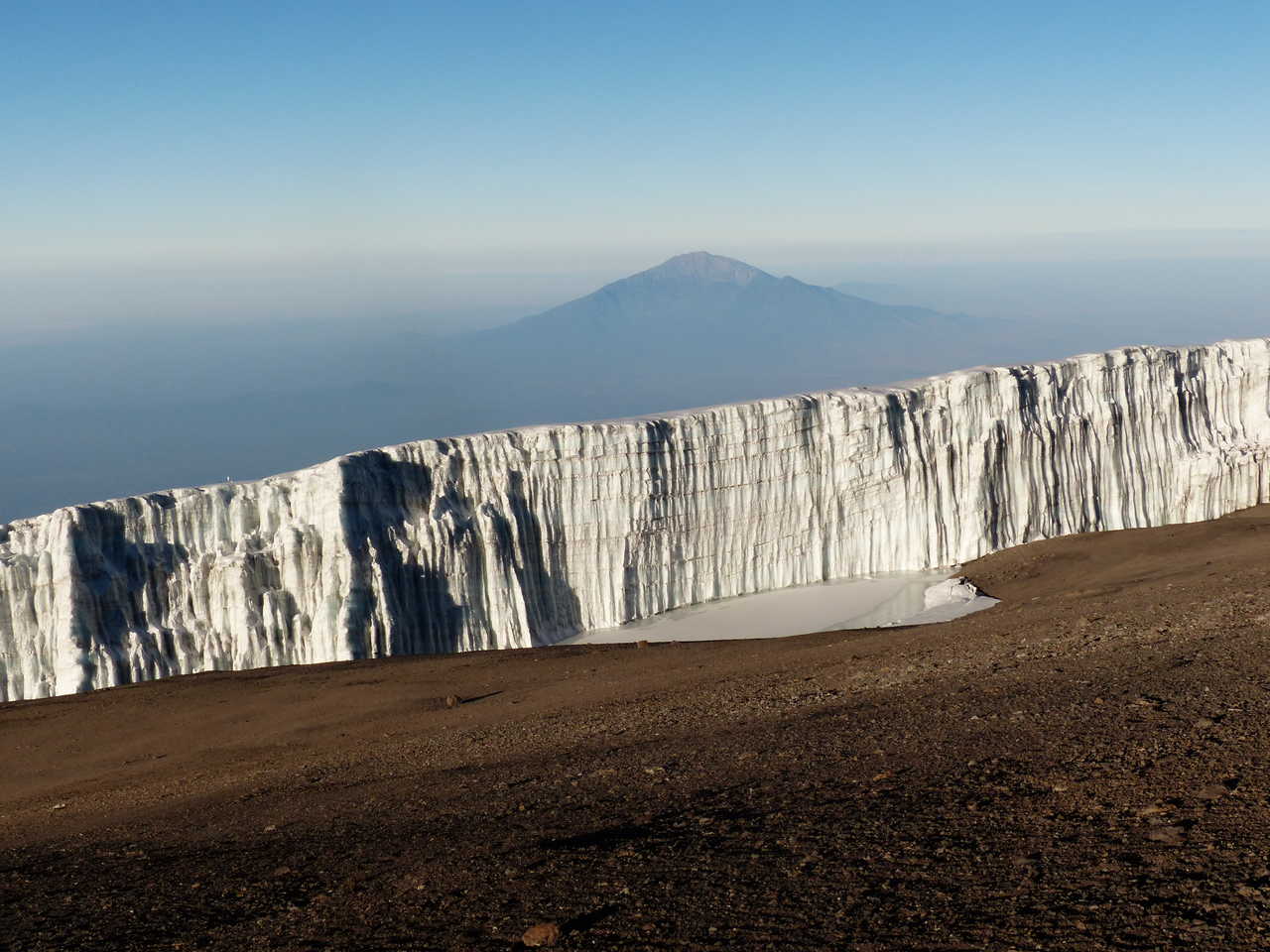 Le Mont Meru à l'aube derrière un glacier du Kibo