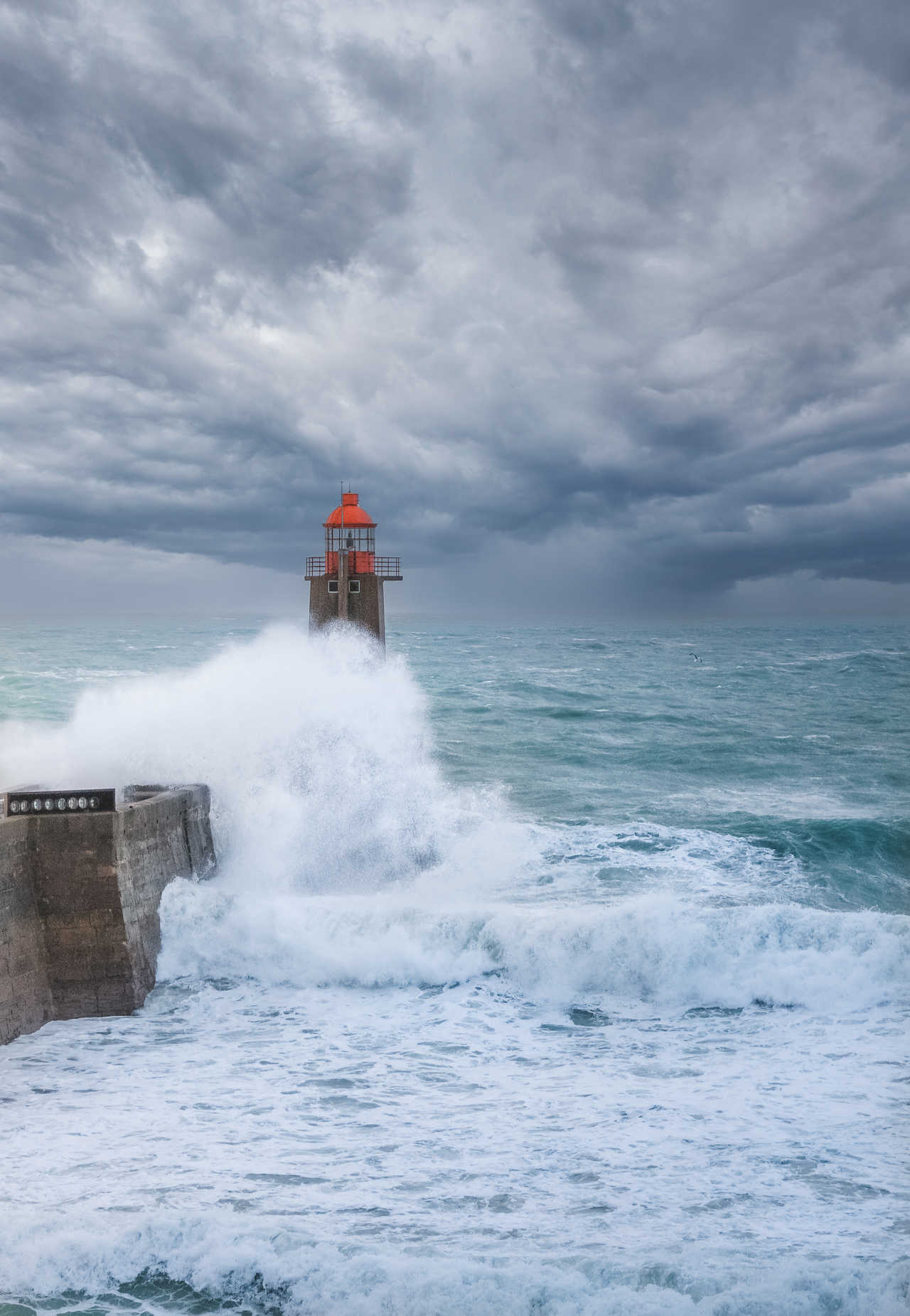 Le phare rouge de Fécamp frappé par une vague un jour de tempête, Normandie