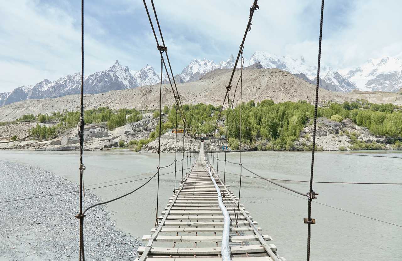 Le pont suspendu d'Hussaini au Pakistan