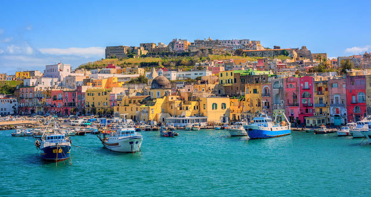 Le port de l'île de Procida dans le golf de Naples en Italie