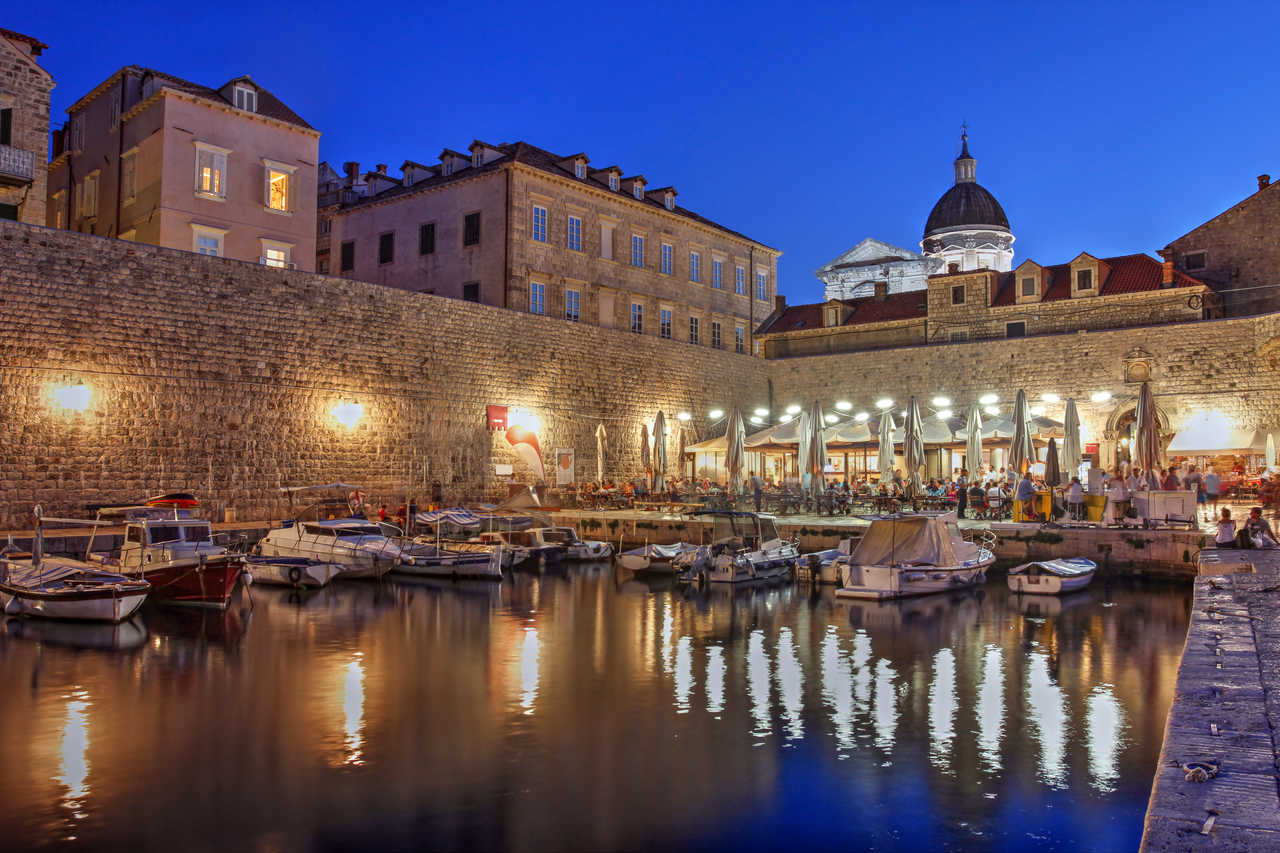 Le port et les remparts de Dubrovnik de nuit, Dalmatie, Croatie