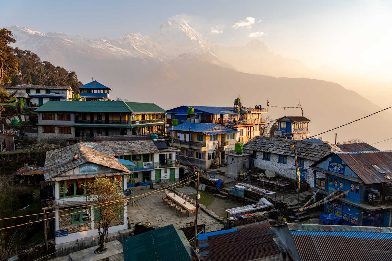 Le village de Gandruk devant les Annapurnas au Népal