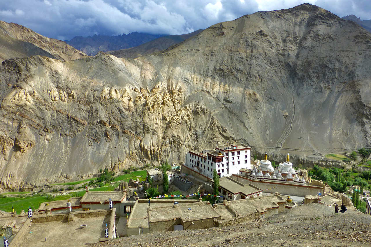 Le village de Lamayuru et son monastère en Inde Himalayenne