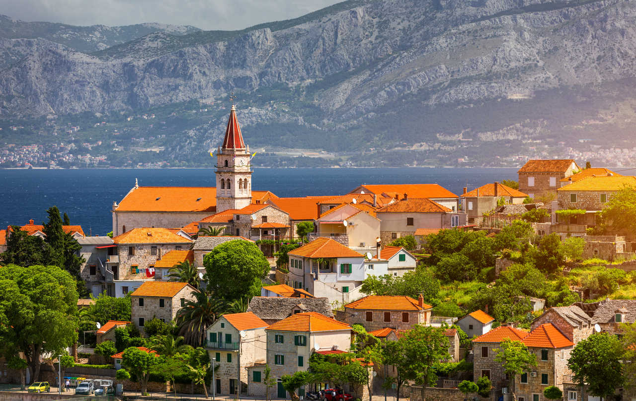 Le village de Postira, sur l'île de Brac, Dalmatie, Croatie
