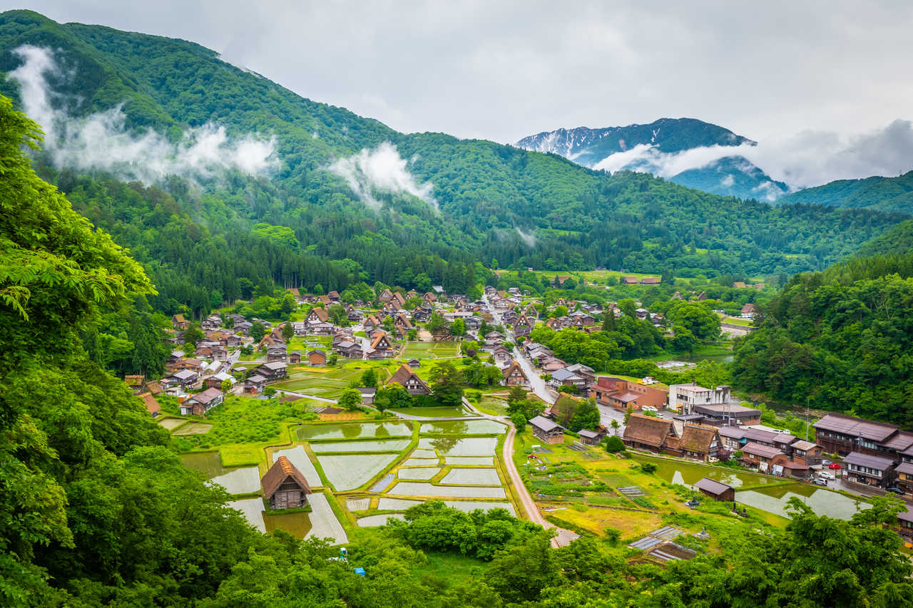 Le village de Shirakawago dans les Alpes japonaises au Japon
