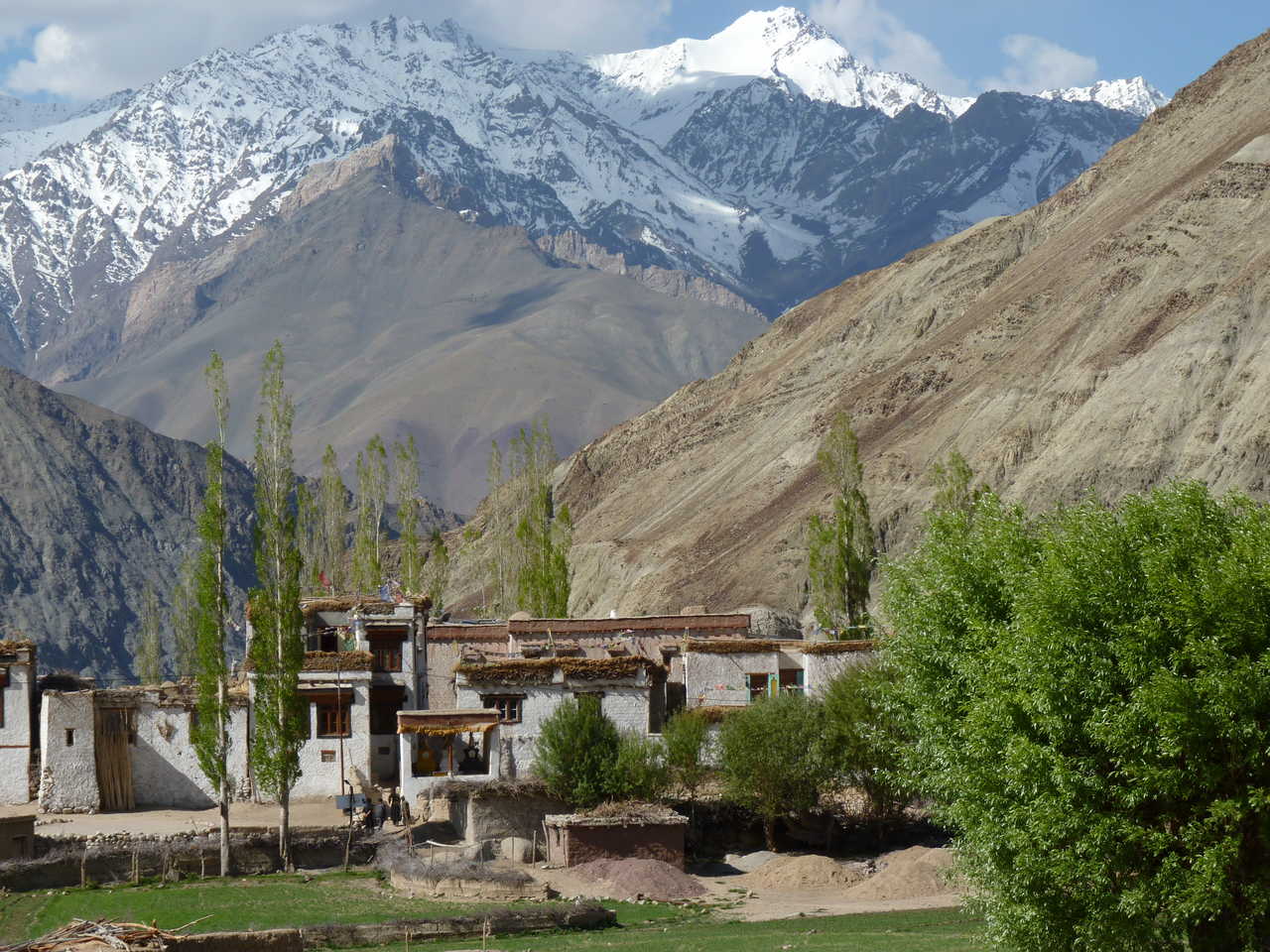 Le village de Yangthang et les montagnes du Zanskar, dans la vallée de Sham, en Inde Himalayenne