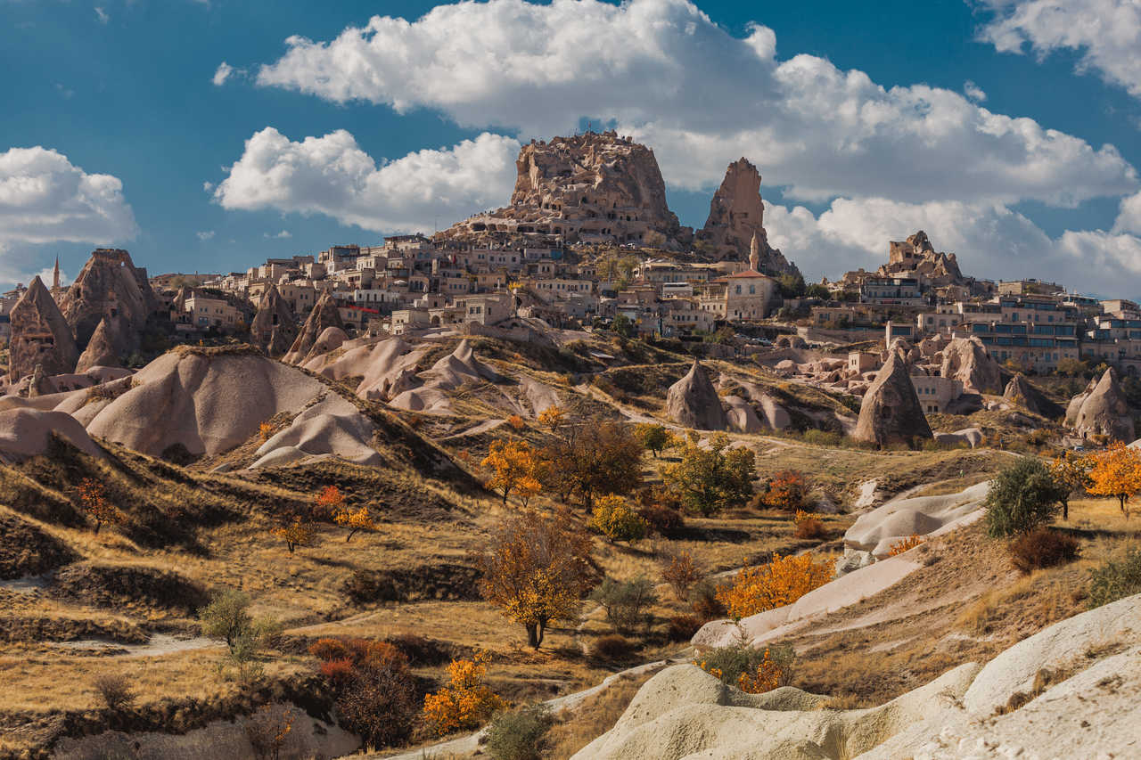 Le village et le château d'Uchisar, Cappadoce, Anatolie centrale, Turquie