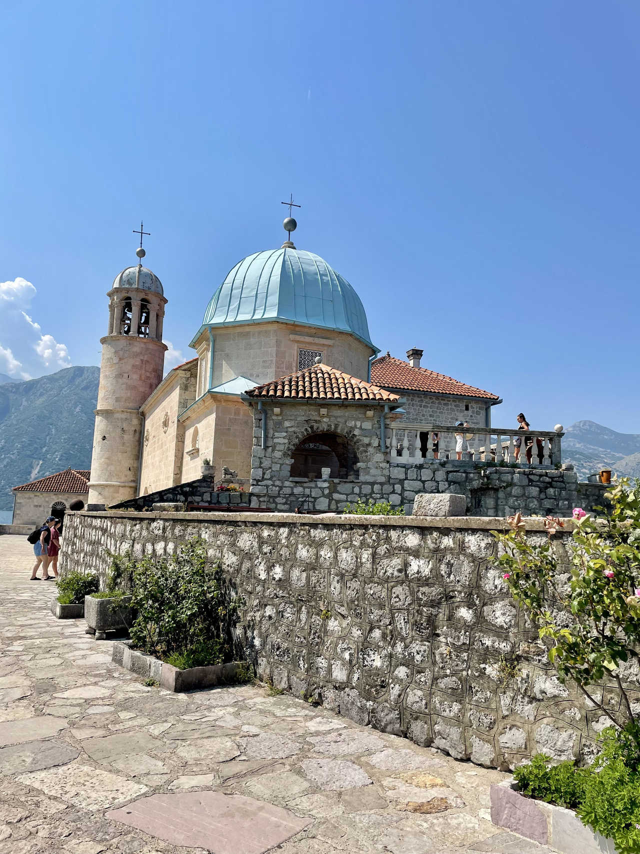 L'église Notre-Dame des Roches sur la baie de Kotor au Montenegro