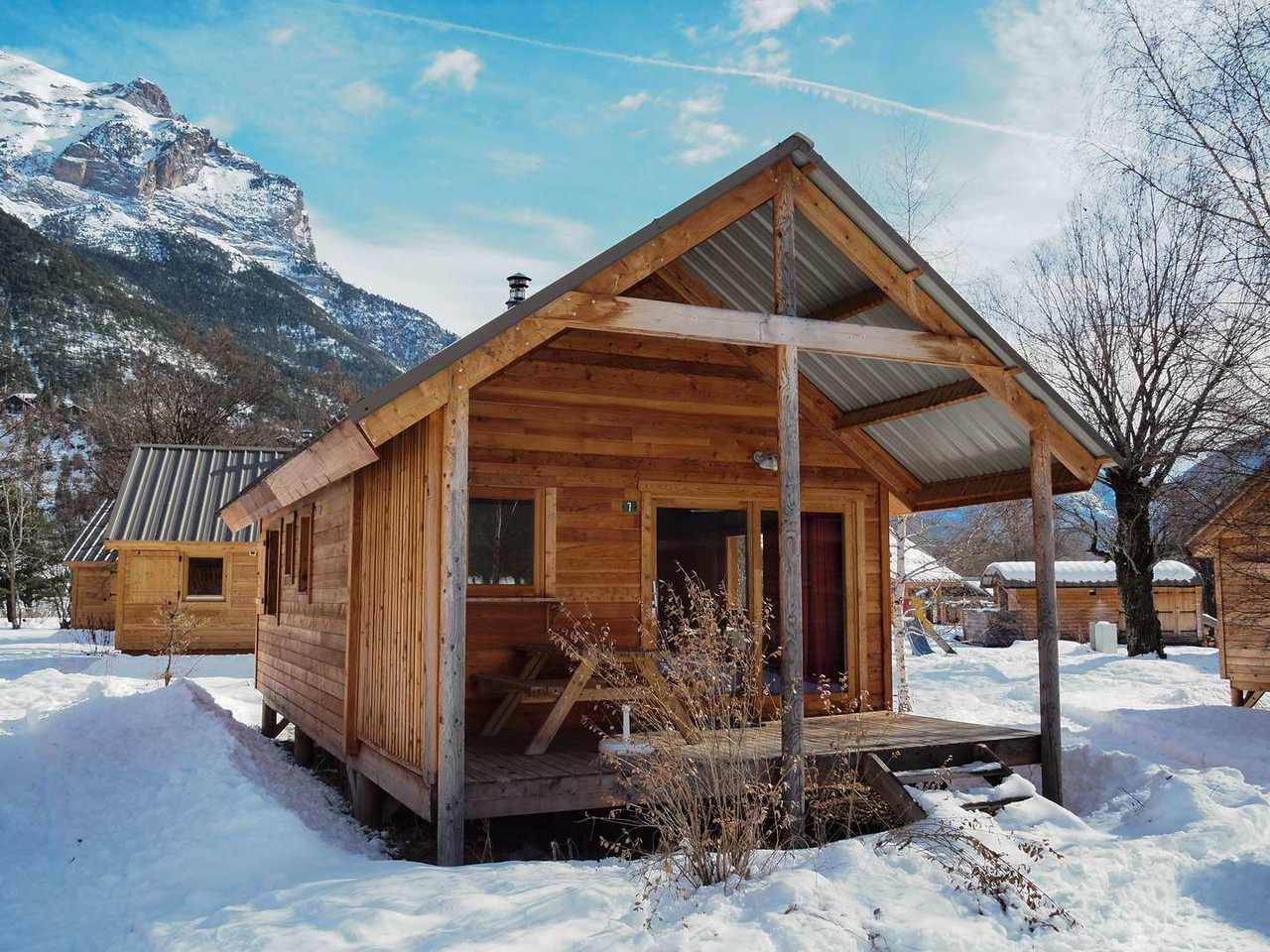 Les chalets du camping Huttopia dans les Ecrins, Vallouise, Alpes du sud