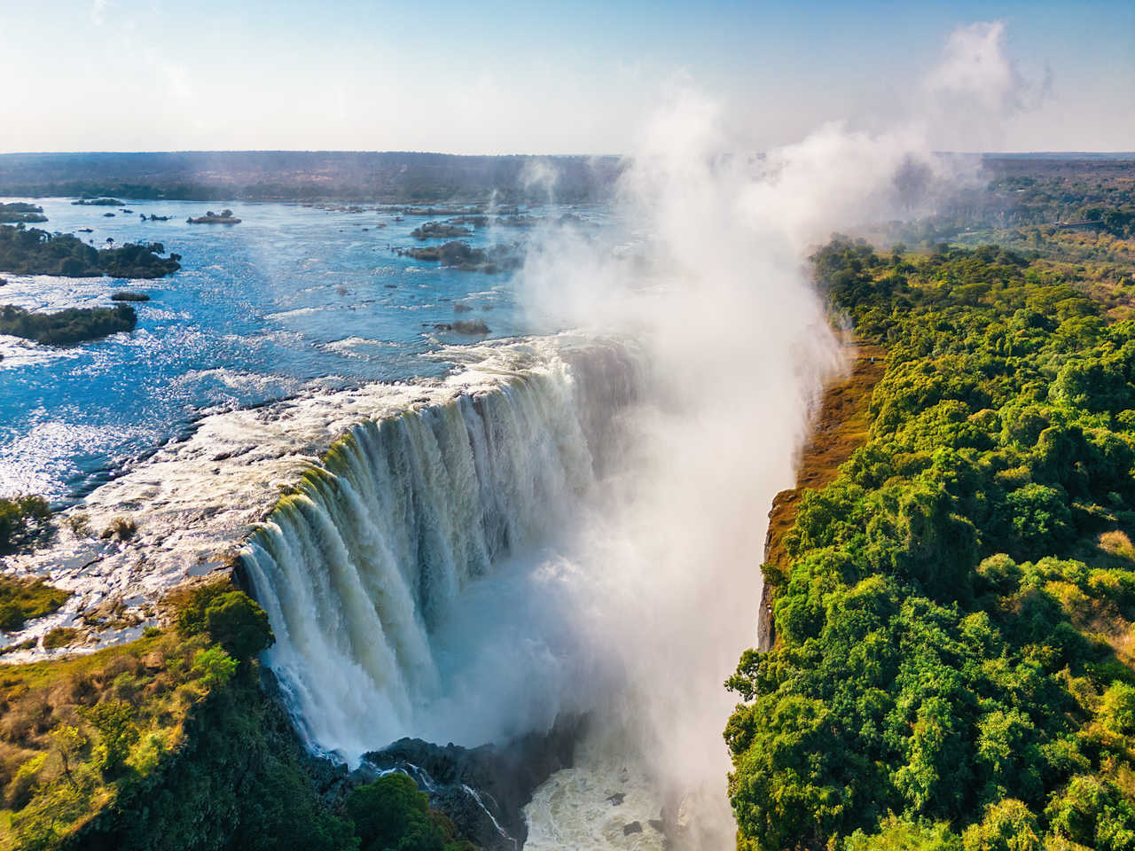 Les chutes Victoria, frontière entre la Zambie et le Zimbabwe