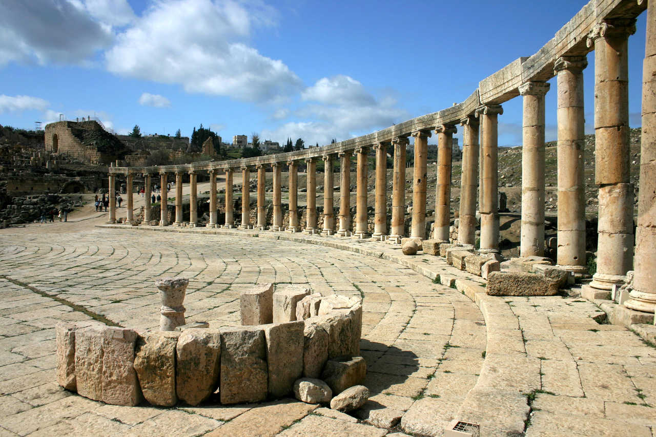 Les colonnes de la place de Jerash en Jordanie