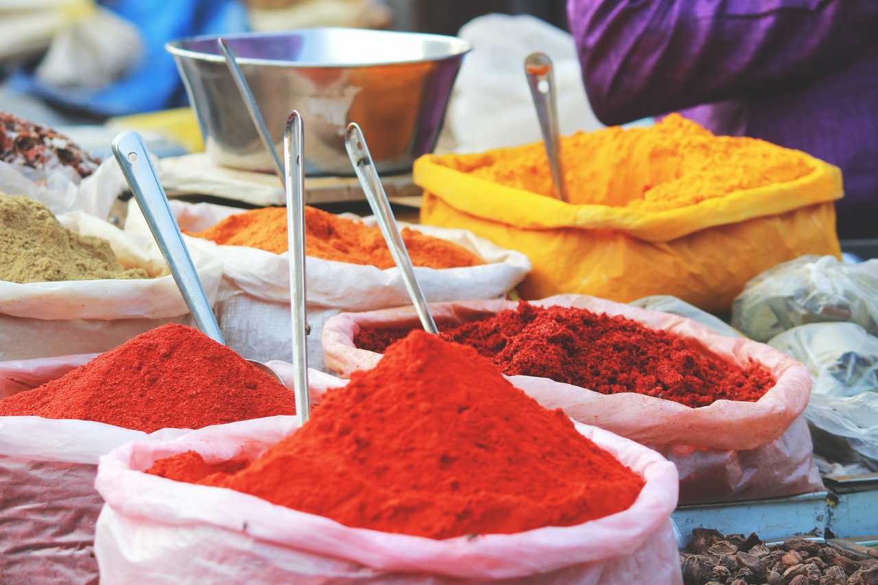 Les épices au marché en Inde