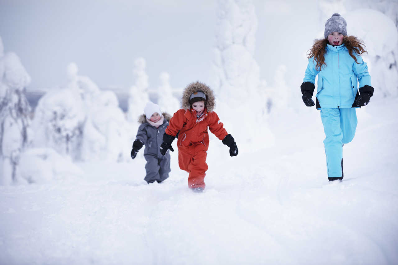 Voyage famille dans la neige en Finlande