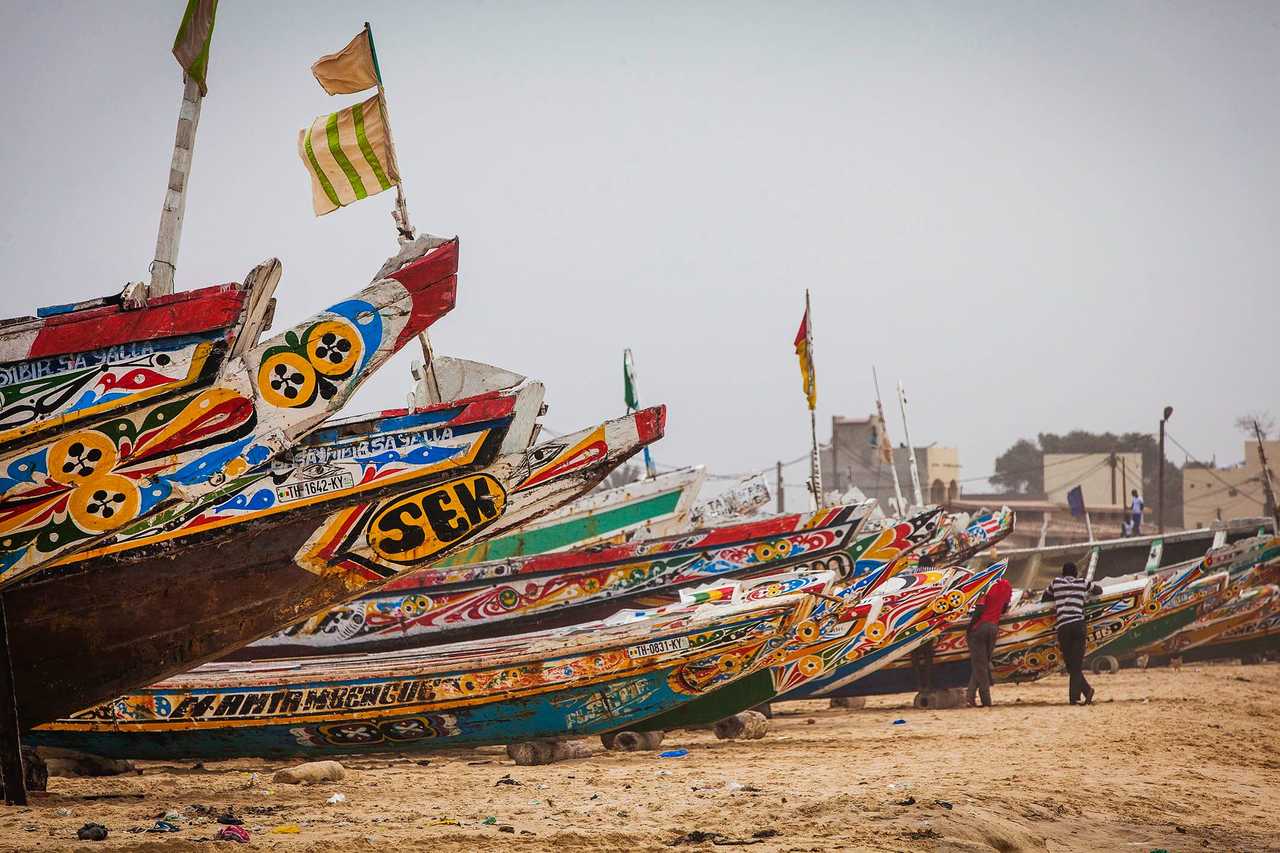 Les pirogues colorées sur la plage de Kayar au Sénégal