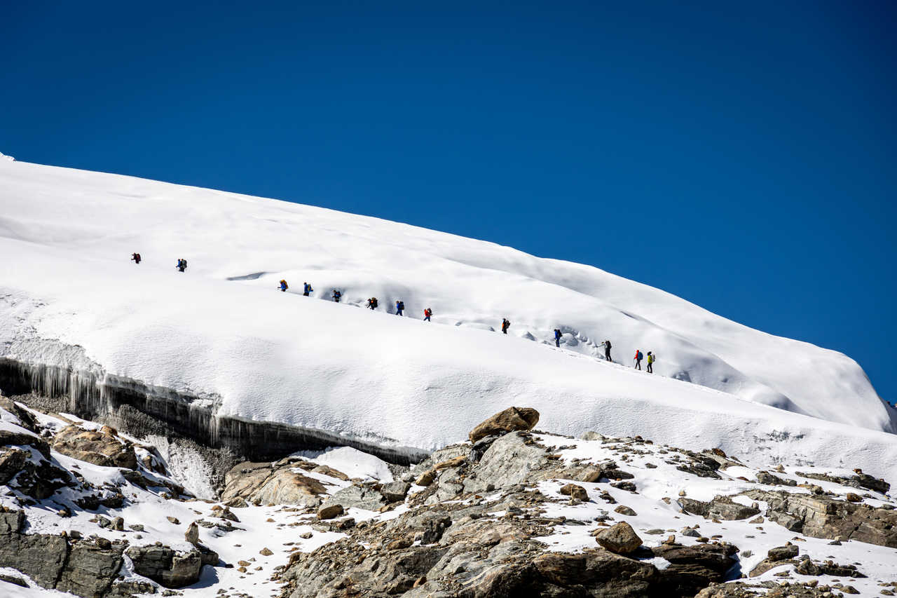 Les trekkeurs marchant pour se rendre au Mera Peak
