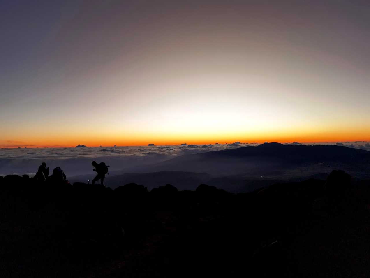 levé de soleil au sommet du Piton des neiges