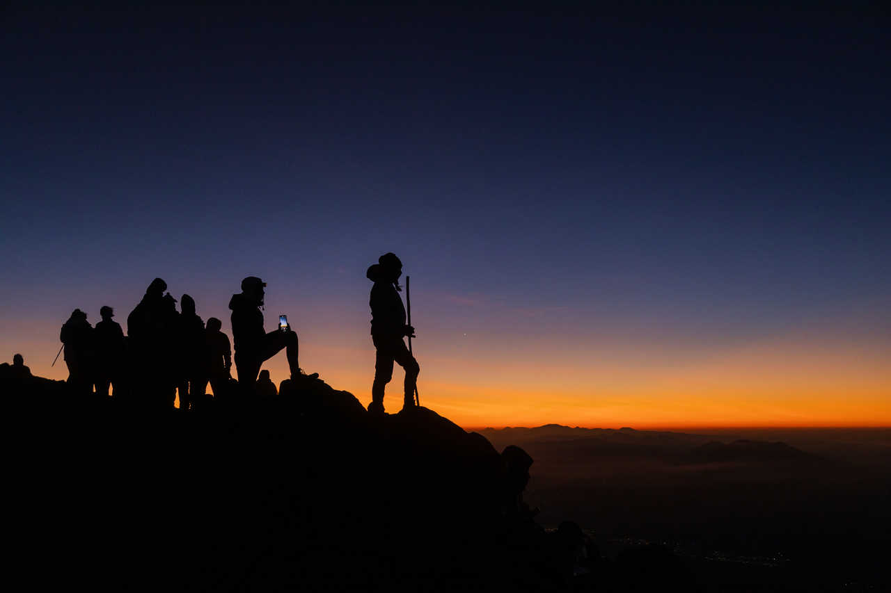 Lever de soleil au sommet du volcan Acatenango, Guatemala