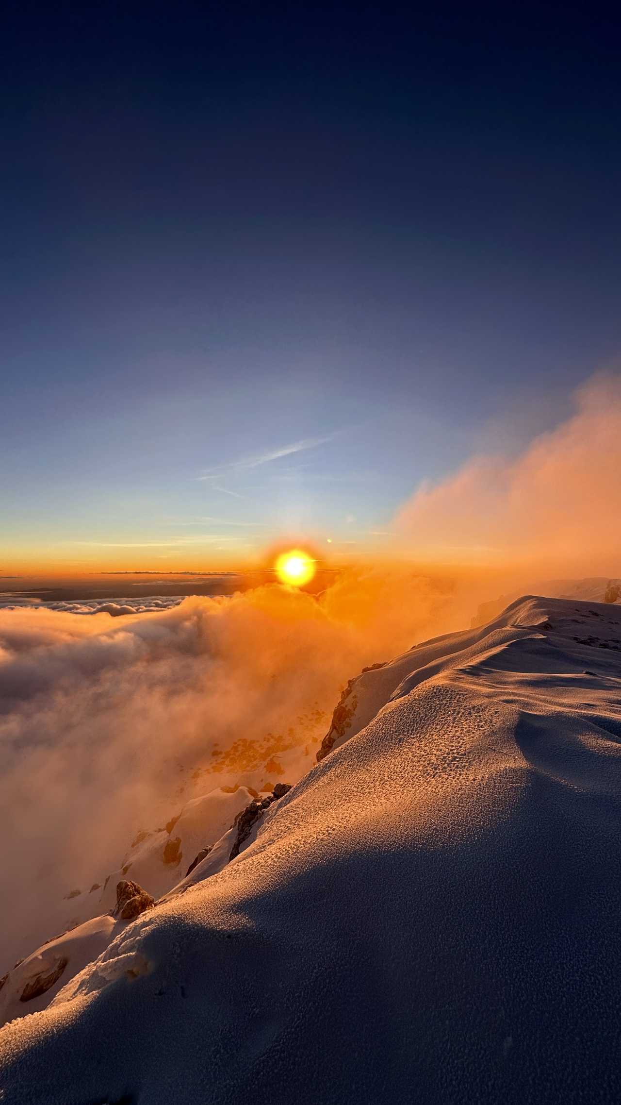 Lever de soleil avec une mer de nuage au sommet du Kilimandjaro en Tanzanie