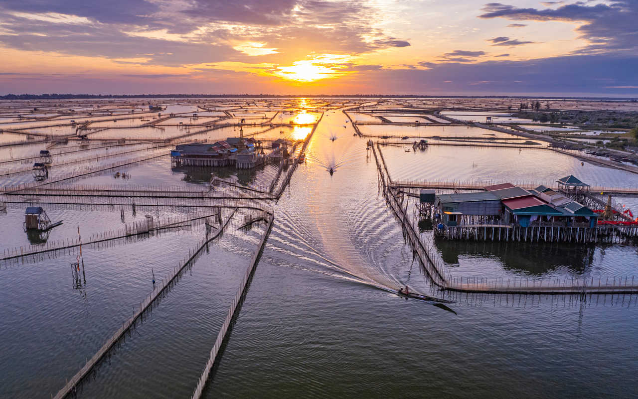 Lever de soleil sur la lagune de Tam Giang au Vietnam