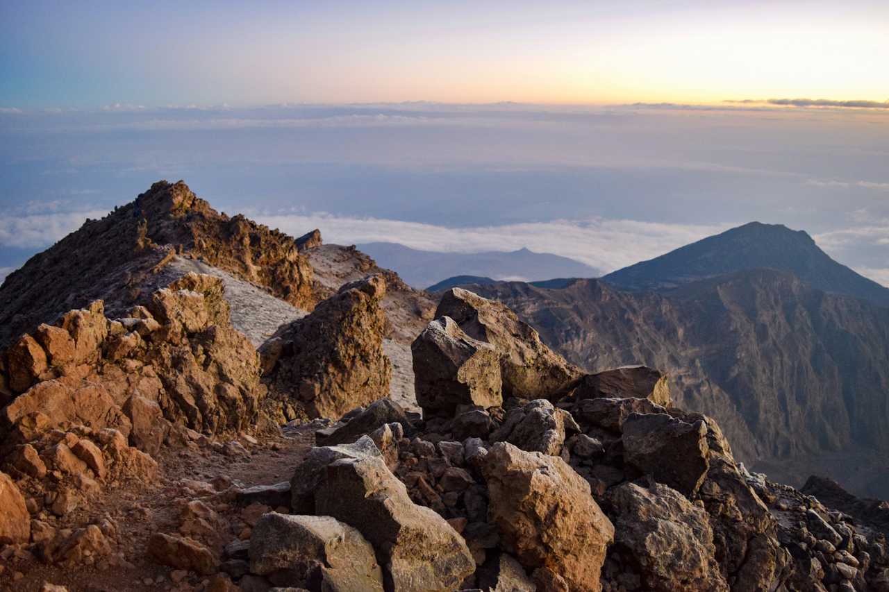 Lever de soleil sur le Kilimandjaro au dessus des nuages depuis le Mont Meru