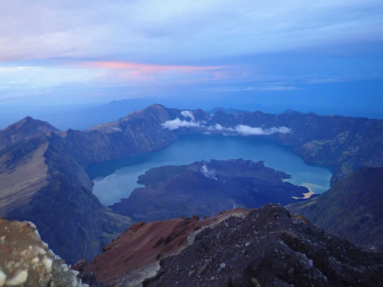 Lever de soleil sur le volcan Rinjani