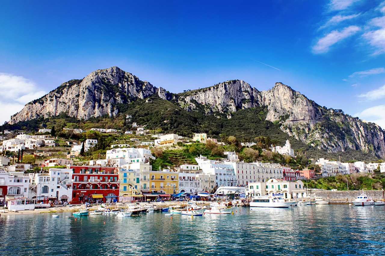 L'île de Capri vue du bateau sur la côte Amalfitaine