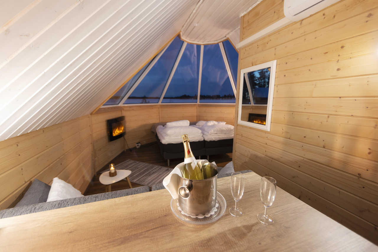 L'intérieur cozy et chaleureux des igloos de verre à Saija