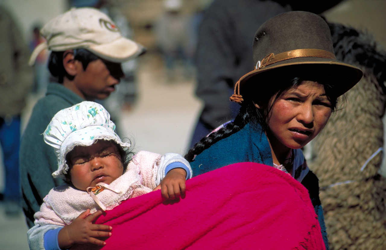 lipez quetena, femme et son bébé en Bolivie