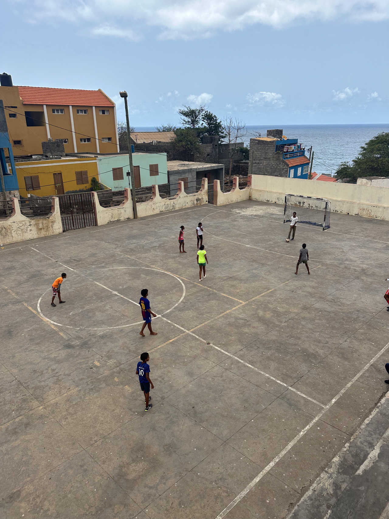Locaux qui jouent au foot dans la vallée d'Alto au Cap Vert