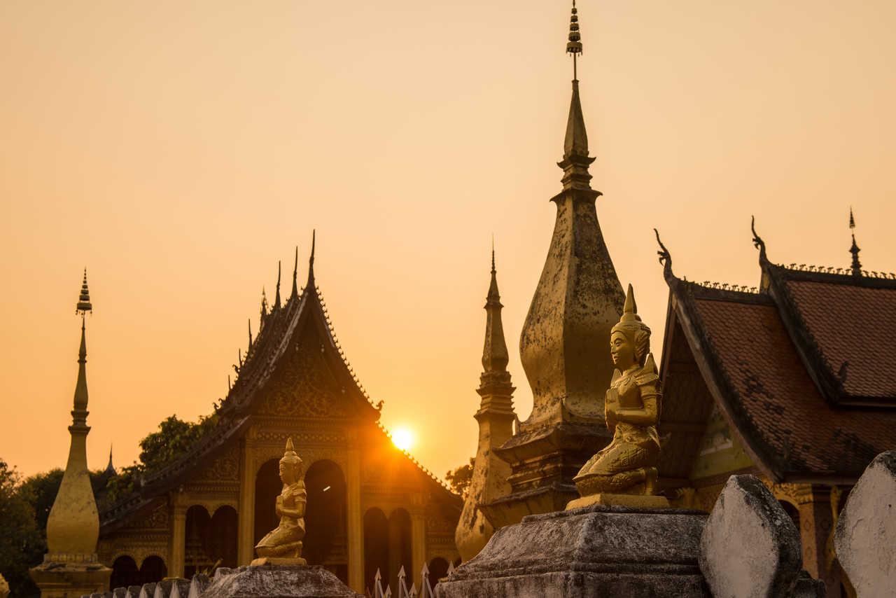 Magnifique coucher de soleil sur un vieux temple à Luang Prabang