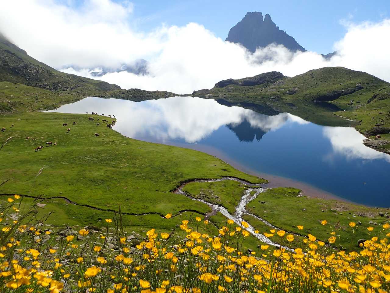 Magnifique lac lors d'un trek sur le GR10, dans les Pyrénées