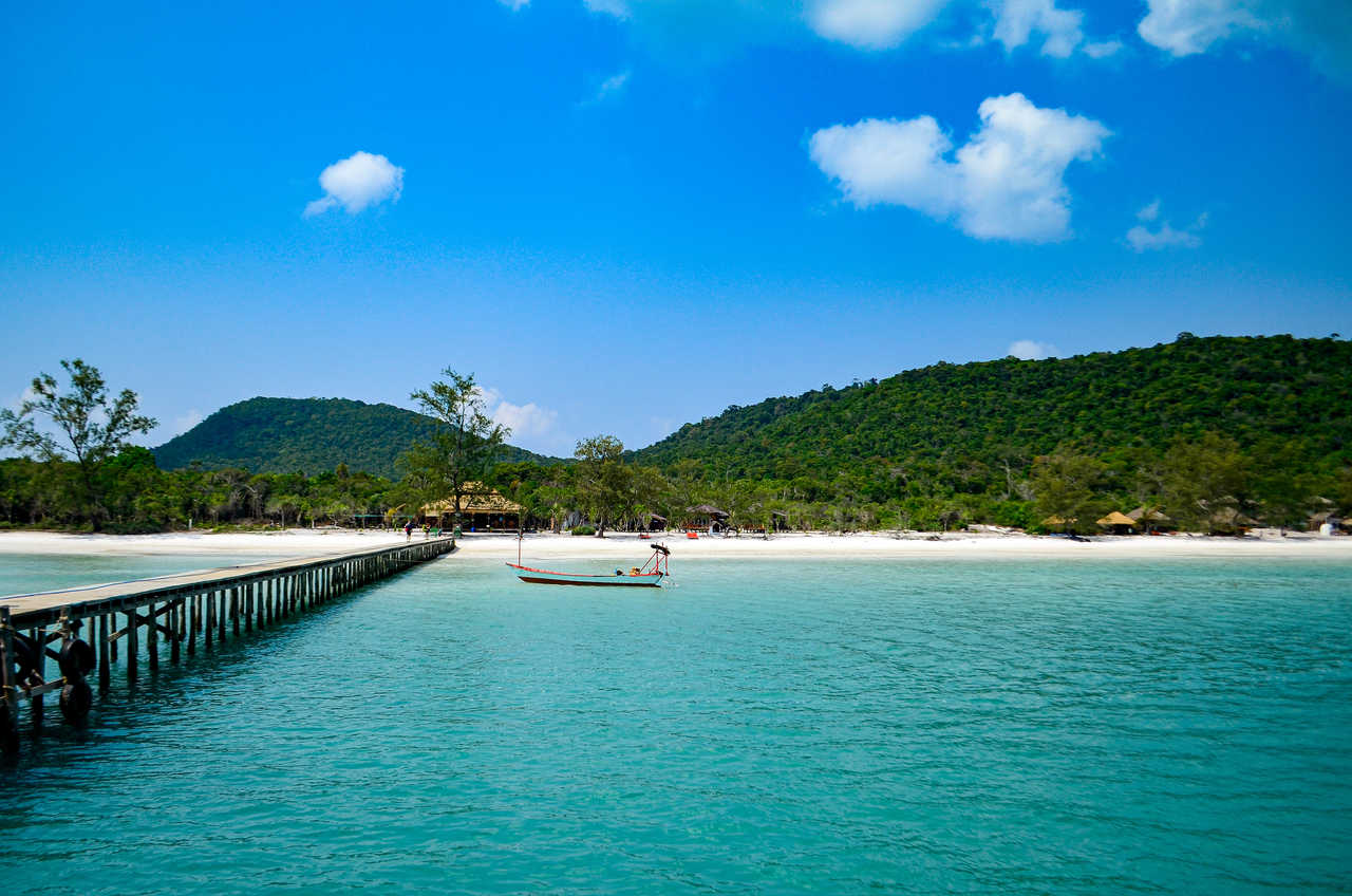 Magnifique vue sur l'île de Koh rong, l'embarcadère et la rive