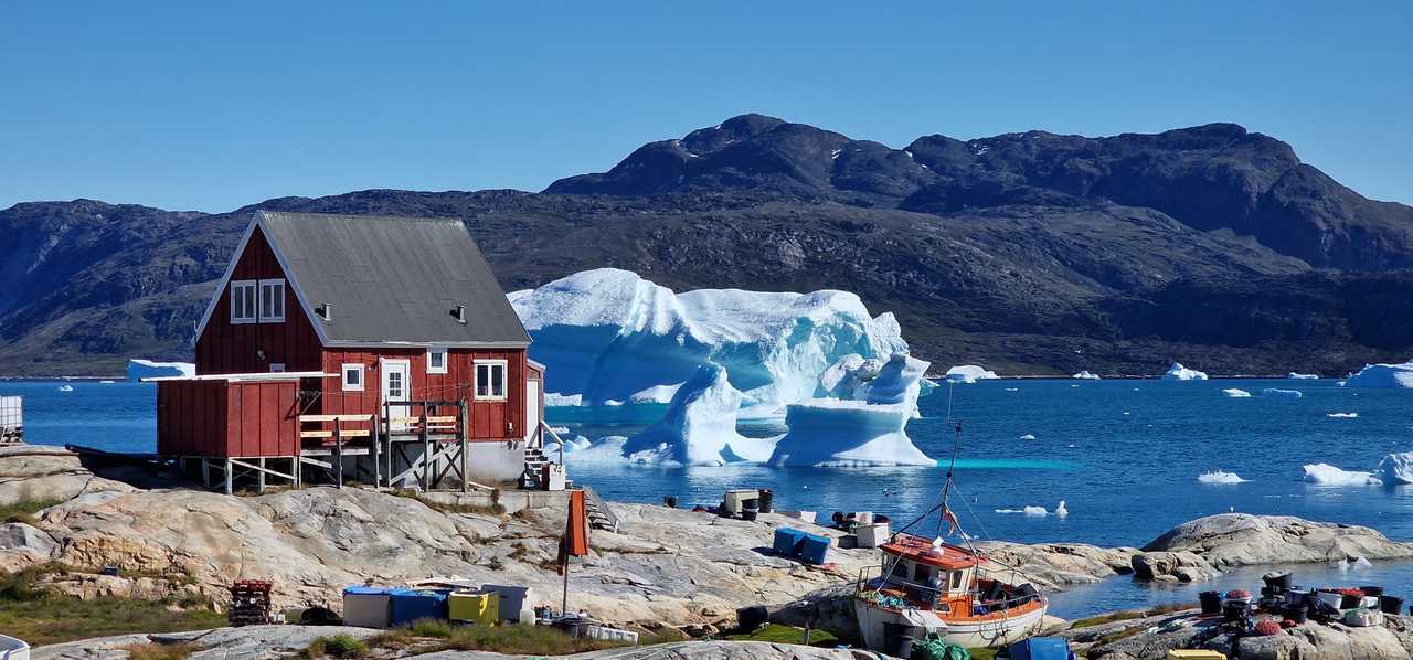 Maison coloré groenlandaise au pied des icebergs de l'Arctique