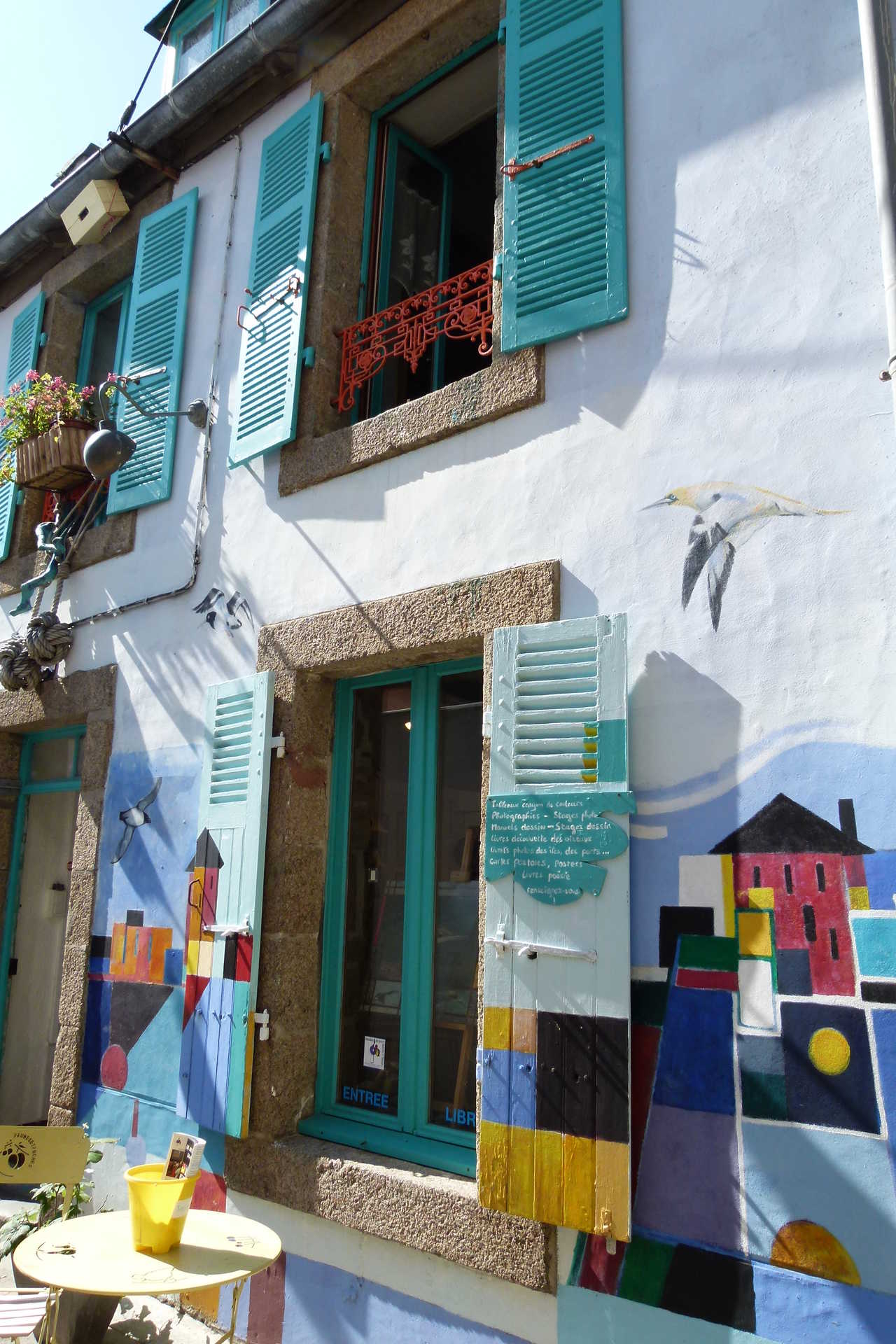 Maison colorée sur la presqu'île de Crozon, Finistère, Bretagne