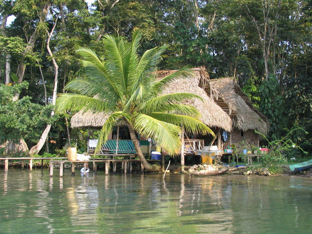 Maison sur le bord du fleuve Rio Dulce au Guatemala