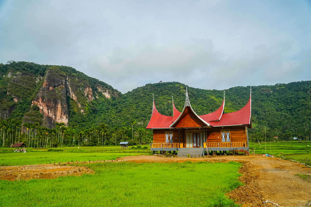 maison traditionelle Minangkabau dans la vallée d'Harau