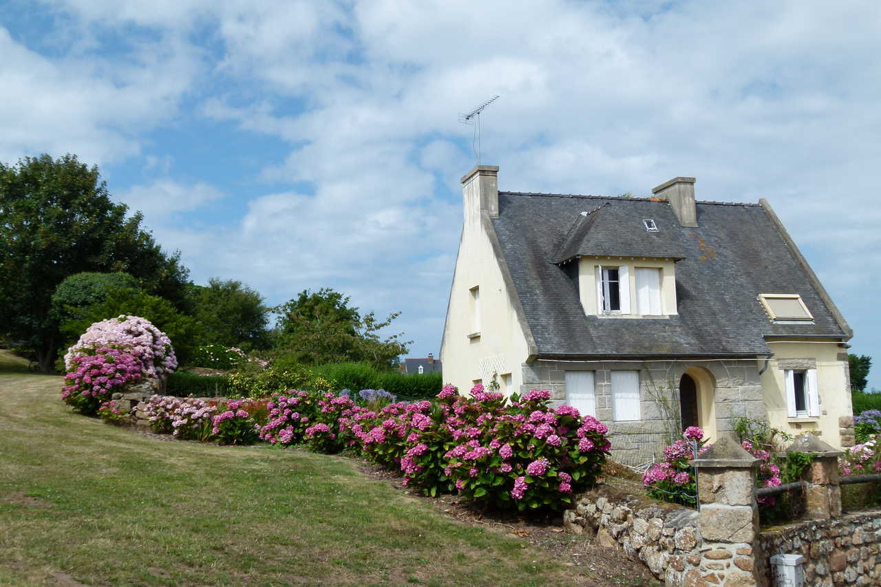 maison typique bretonne et son jardin fleuri