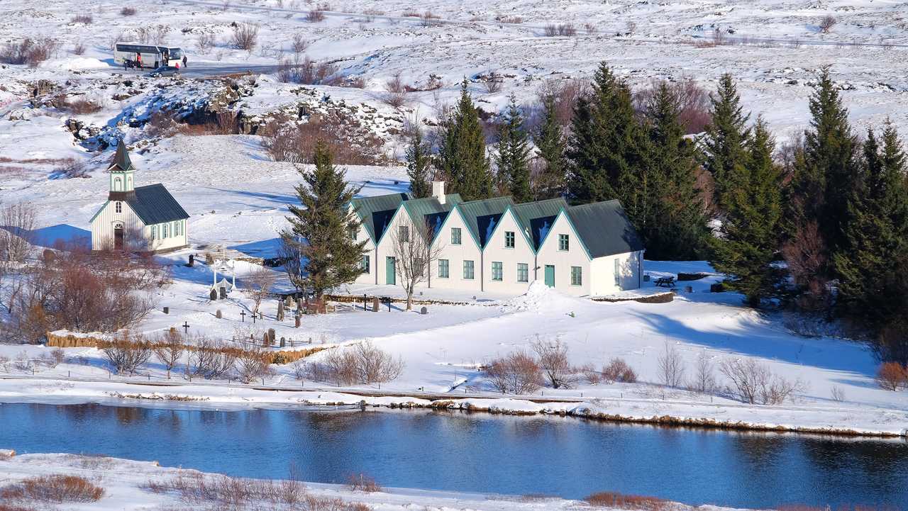 Maisons dans la neige d'islande