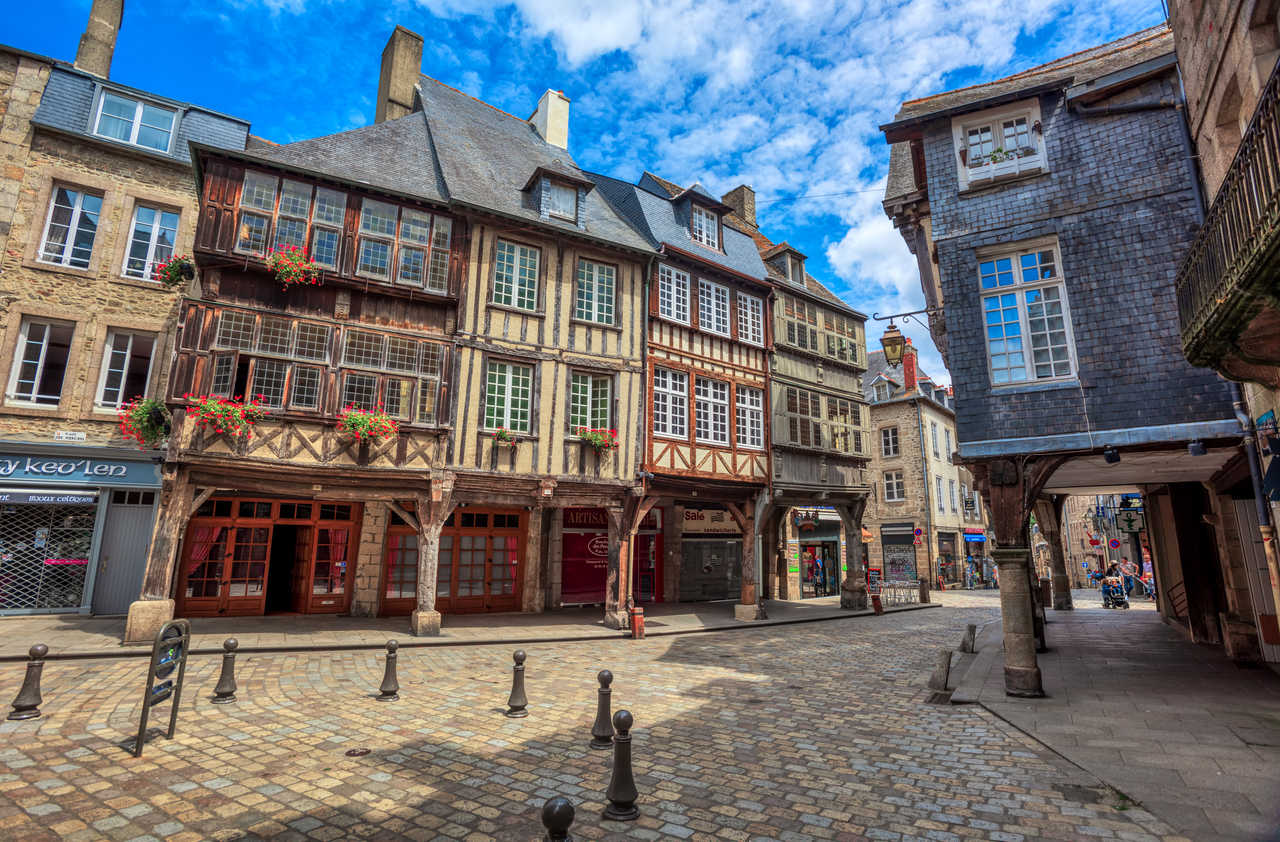 Maisons médiévales à colombages dans le centre historique de Dinan, Bretagne