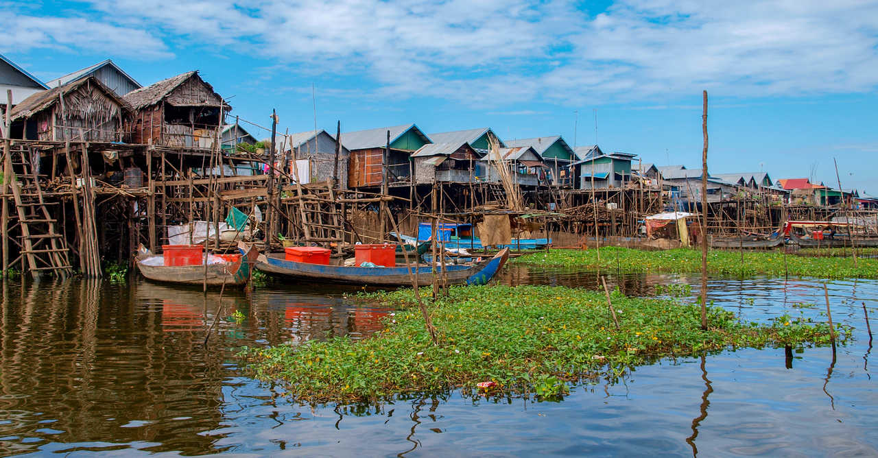 Maisons sur pilotis sur le lac Tonlé Sap au Cambodge