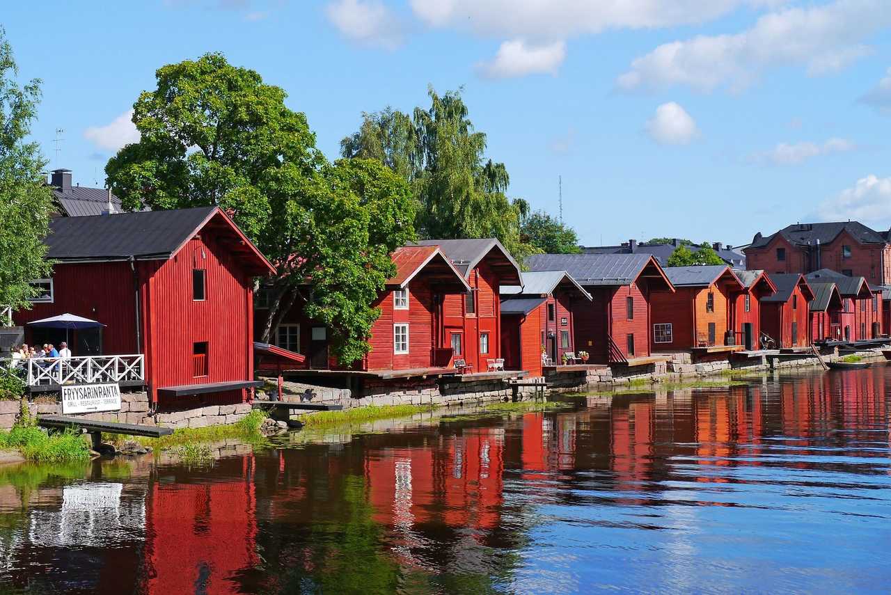 Maisons typiques de pêcheurs sur les bord de la mer Baltique en Finlande