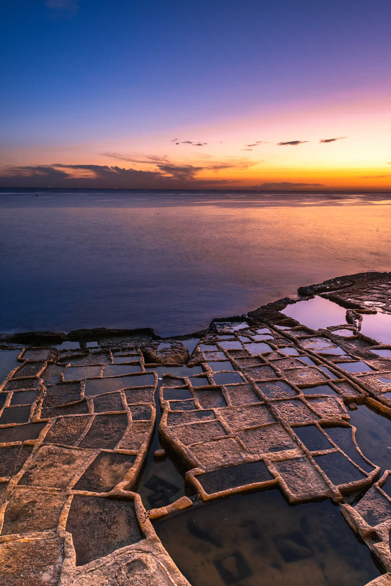 Marais salants de Marsaskala et mer au lever du soleil à Malte