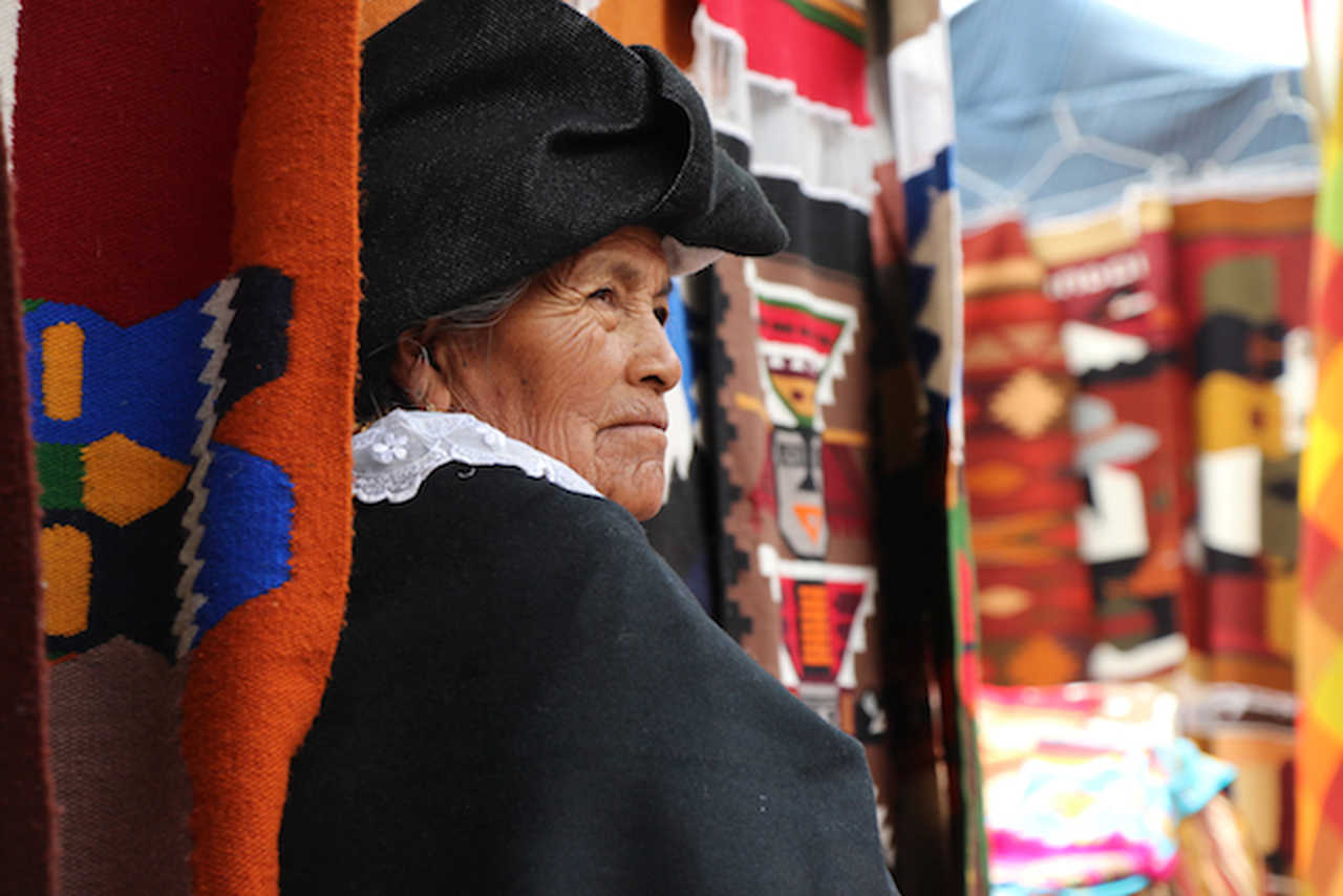 Une vieille dame locale au Marche d'Otavalo, Equateur