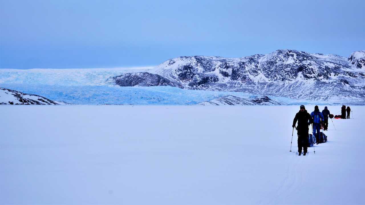 Marche en ski devant le glacier dans le Grand Nord