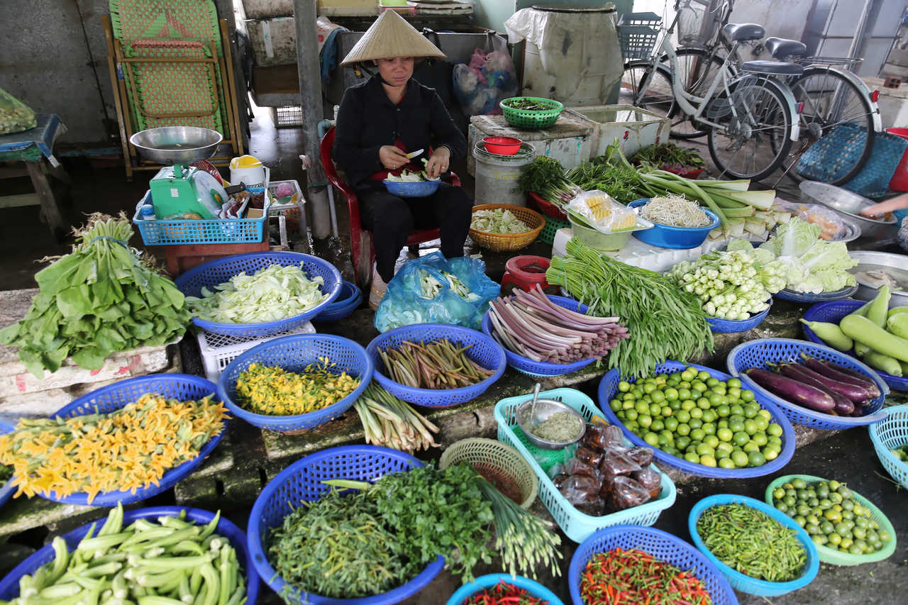Marché local de légumes au Vietnam