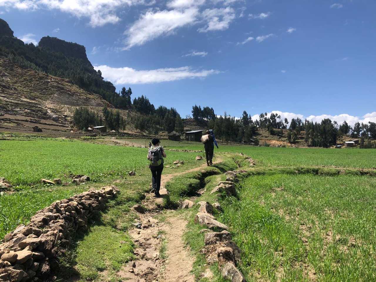 Marche vers l'église d'Asheten Mariam sur les hauteurs de Lalibela en Ethiopie