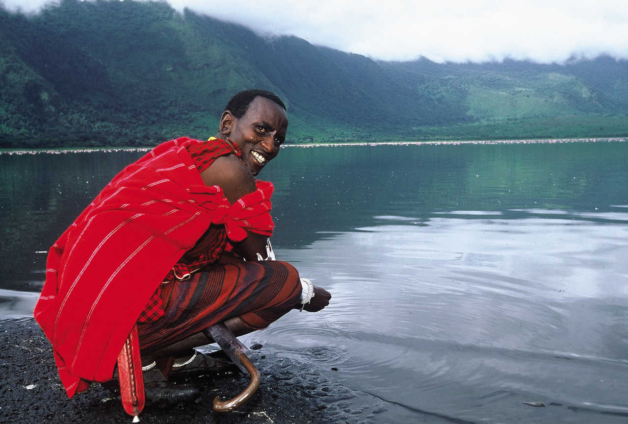 Masai au bord du cratère Empakai dans le Rift Tanzanie