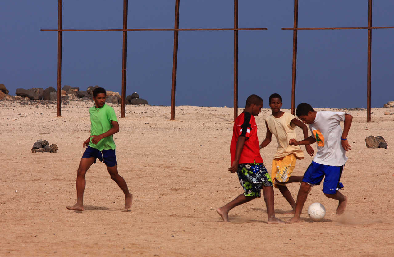 Match de football entre enfants au Cap Vert